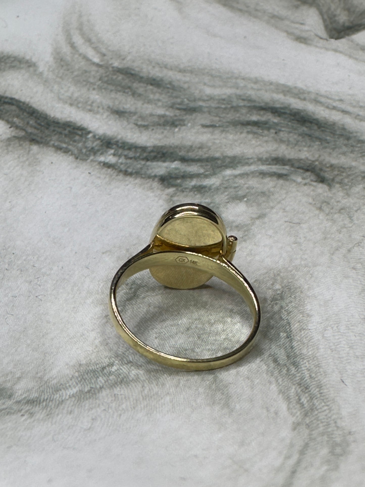 14k Yellow Gold Secret Compartment Locket Ring Sz 8 Oval