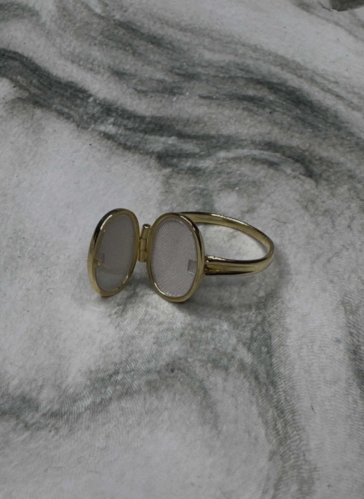 14k Yellow Gold Secret Compartment Locket Ring Sz 8 Oval