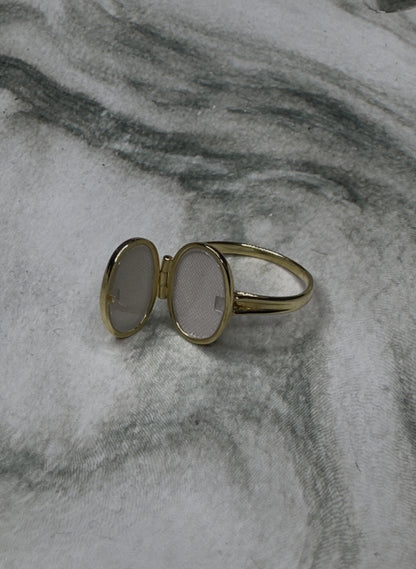 14k Yellow Gold Secret Compartment Locket Ring Sz 8 Oval